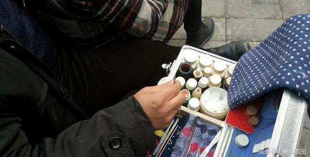 老中医醋精加面粉点痣的视频,男子路边点痣