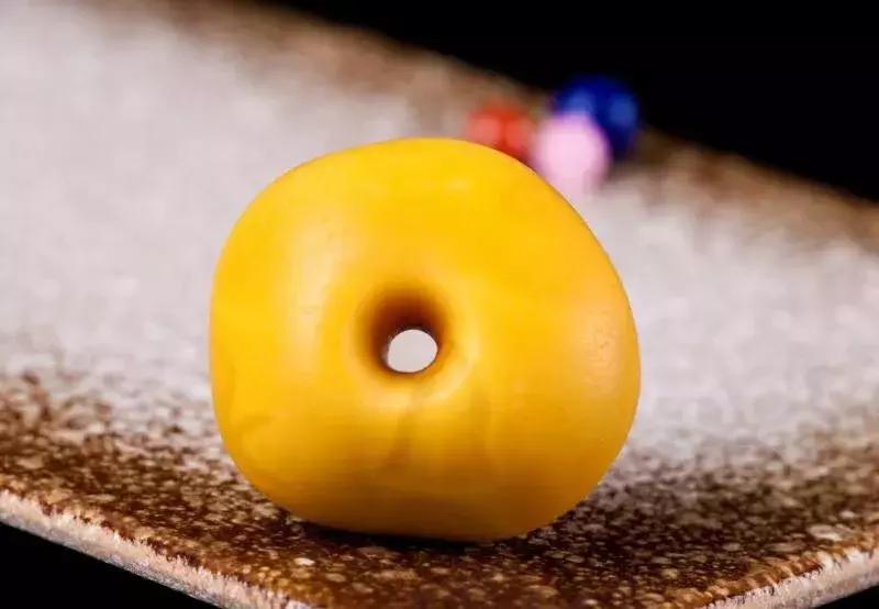 老蜜蜡如何佩戴和养护,老蜜蜡一般都是别人玩过很多年吗