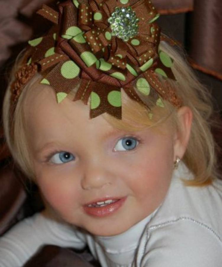 她才2岁被母亲“卖出”千万,神似芭比娃娃,从小被化妆品荼毒!