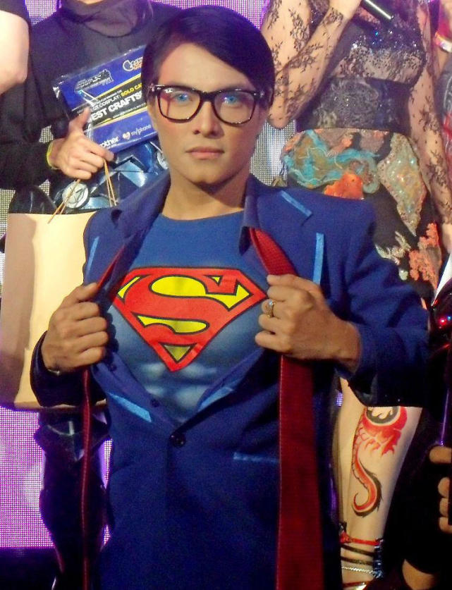 男子整容变超人,男子被迫做整容手术变成女性