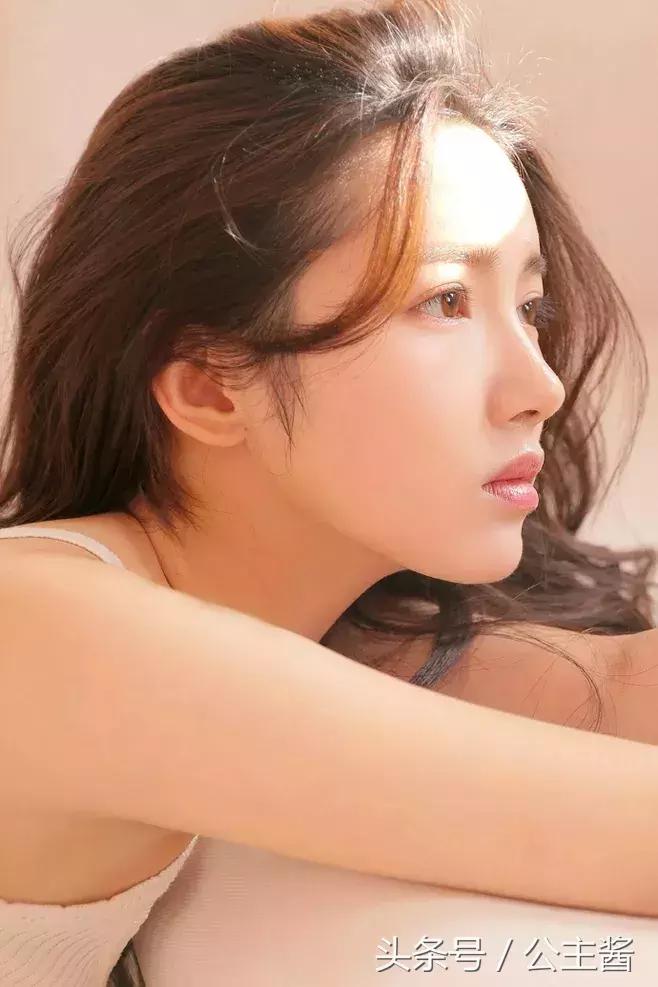 把缱绻幽思悄隐于笔端,心儿,化作一叶小舟!