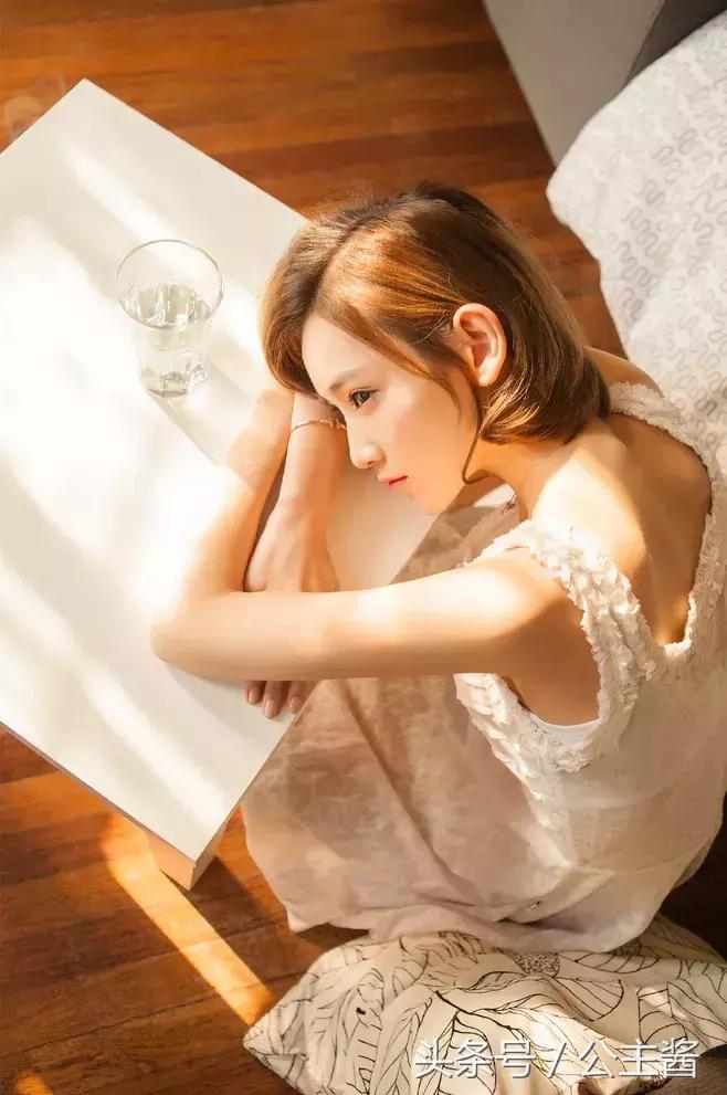 把缱绻幽思悄隐于笔端,心儿,化作一叶小舟!