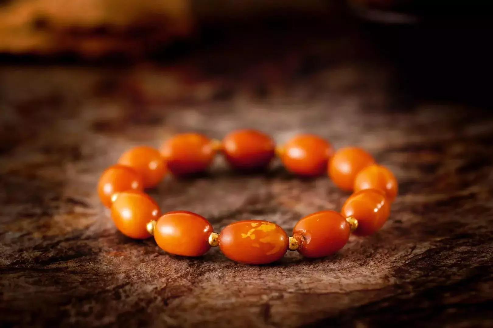 老蜜蜡如何佩戴和养护,老蜜蜡一般都是别人玩过很多年吗