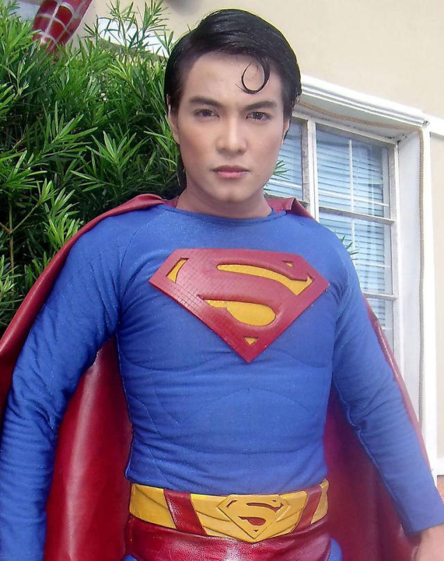 男子整容变超人,男子被迫做整容手术变成女性