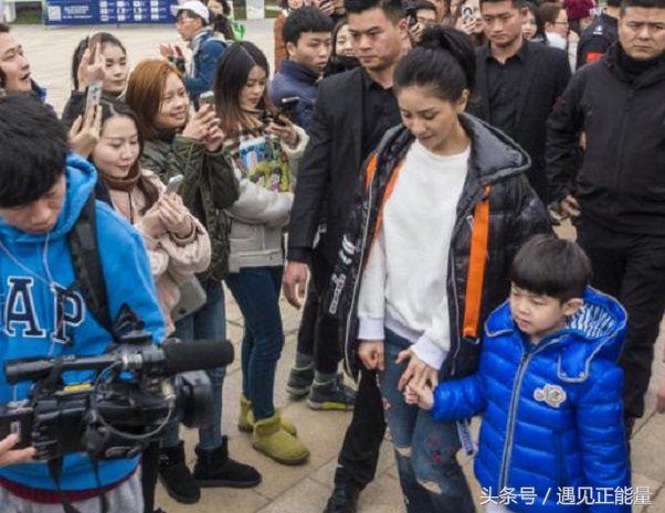 胡可探班安吉吃芒果互动,胡可安吉吃饭