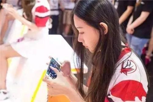 在游戏里怎么跟爱撒娇的女生说话,游戏里如何给女生撒娇