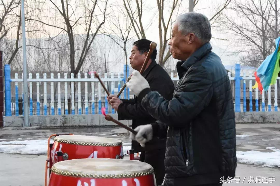 洪洞樊村这群老汉儿真乐哉，威风锣鼓敲得就是美！