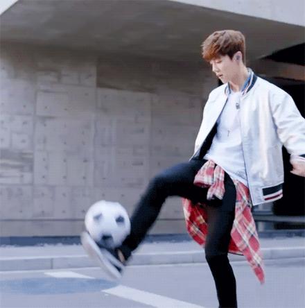 鹿晗踢足球什么水平啊,鹿晗踢足球偶像