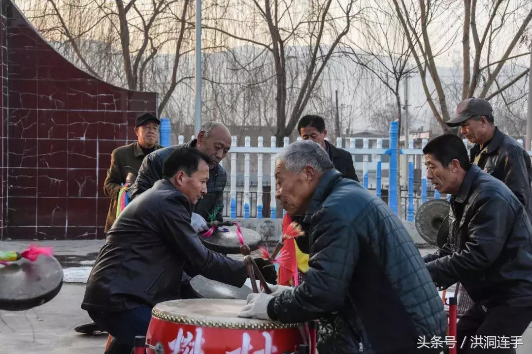 洪洞樊村这群老汉儿真乐哉，威风锣鼓敲得就是美！