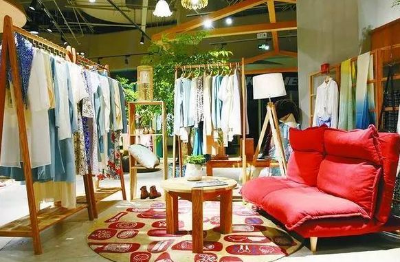 实体服装店难做，她名牌大学毕业开服装店却成了市场里的明星