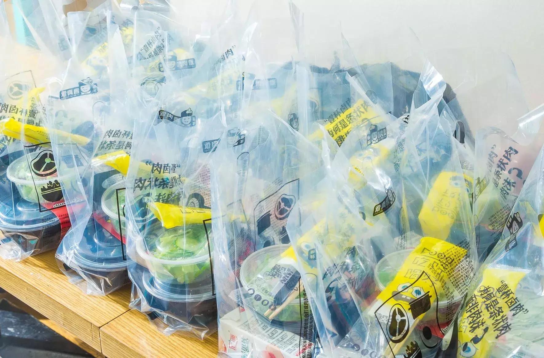 2年，1500万！她为*月天五**开了50家餐厅，卖阿信最爱的鲁肉饭！