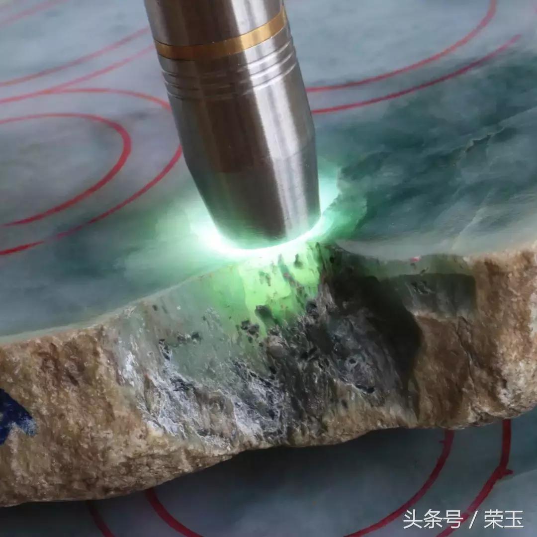 翡翠与玉有什么区别呢哪个更好点,翡翠中的青花玉是什么玉