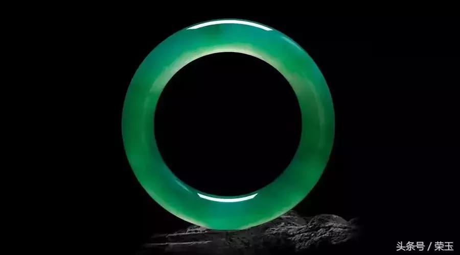 翡翠与玉有什么区别呢哪个更好点,翡翠中的青花玉是什么玉