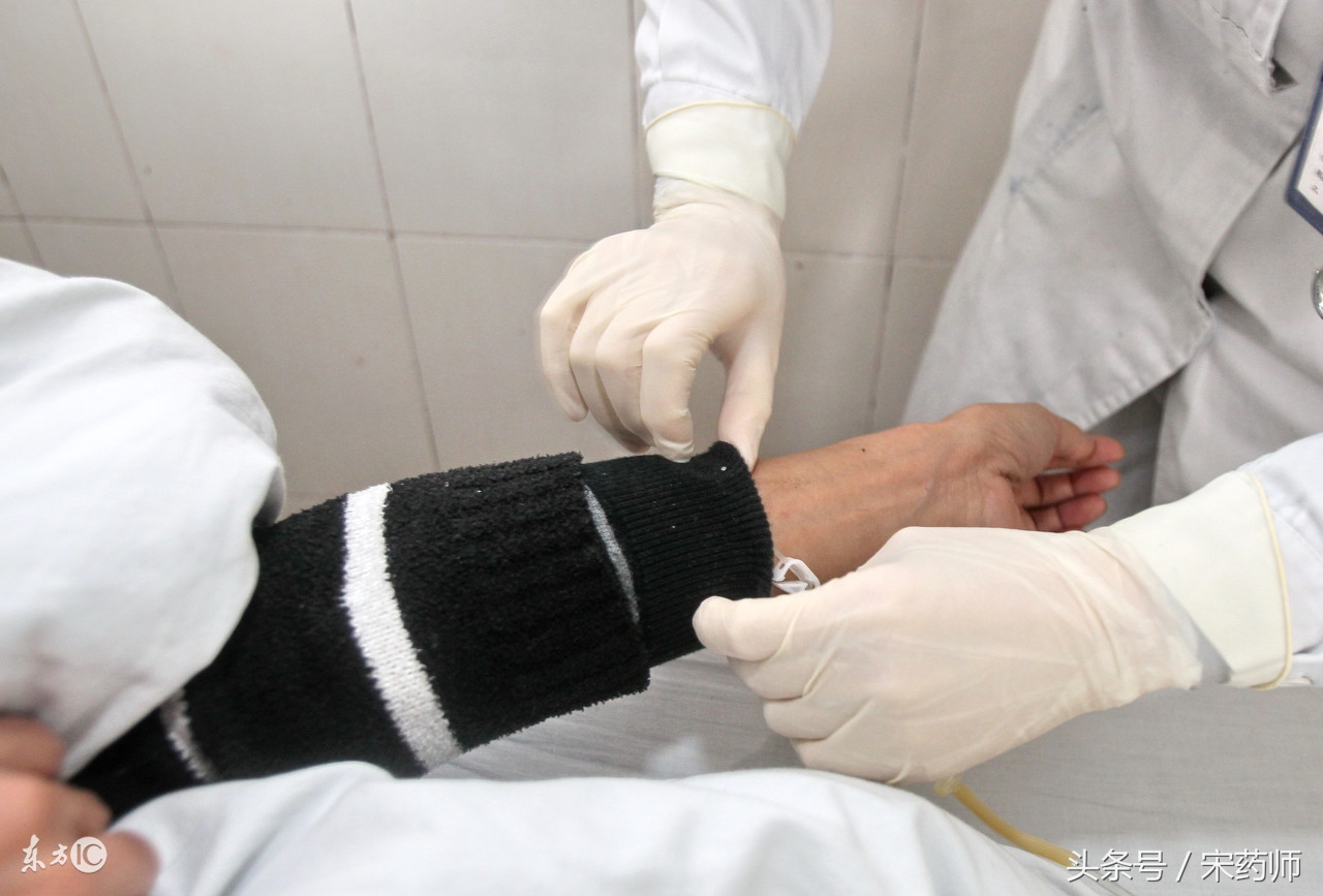 如何抢救服用*眠药安**自杀的患者?