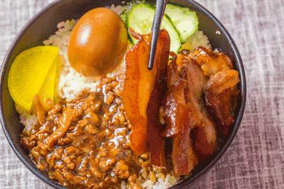 2年，1500万！她为*月天五**开了50家餐厅，卖阿信最爱的鲁肉饭！