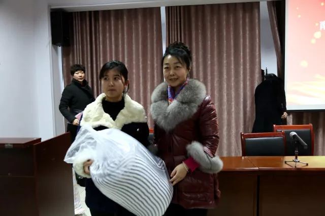 爱心助学捐赠仪式布置,寒冬送温暖爱心捐赠仪式