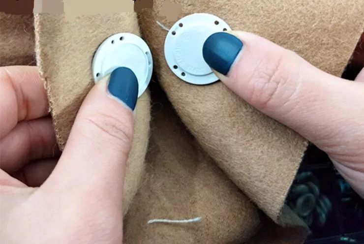 大衣起球处理后还会起球怎么办,大衣沾灰粘毛起球有什么方法除掉