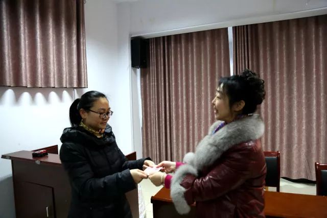 爱心助学捐赠仪式布置,寒冬送温暖爱心捐赠仪式