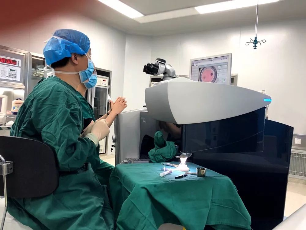 在小小眼球上,三台手术同时进行,不服不行!