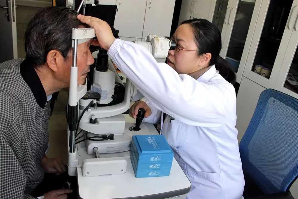 在小小眼球上,三台手术同时进行,不服不行!