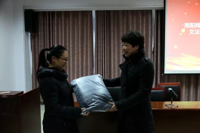 爱心助学捐赠仪式布置,寒冬送温暖爱心捐赠仪式