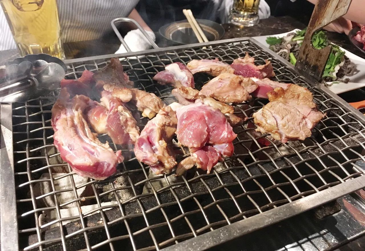 从爱吃羊肉的独生女,到池袋烤全羊店老板娘!文末送本报读者终身优惠券!