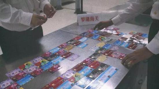 男子携带大量银行卡被警察抓,带70多张银行卡出境被拘留