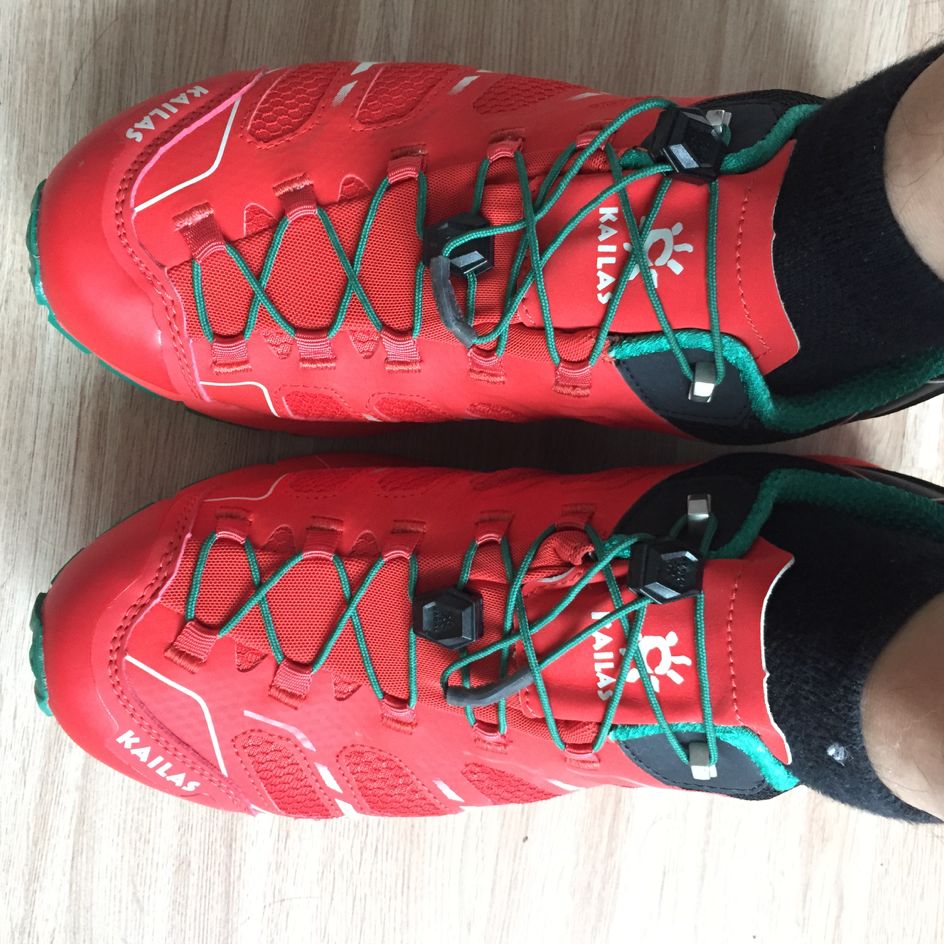 鸿星尔克防水透气跑鞋,安踏防水透气跑鞋