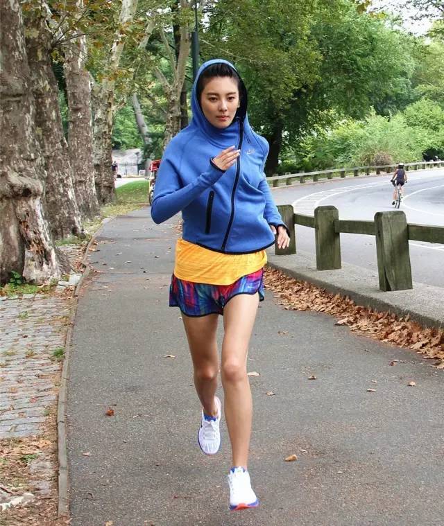 张雨绮怎么瘦成筷子腿,张雨绮如何练腿