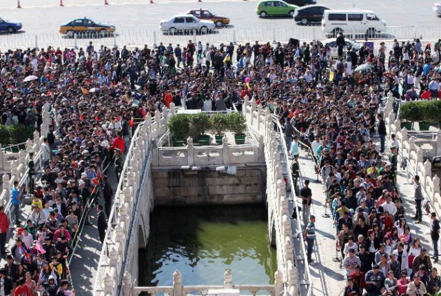 五一出游如何抵御人山人海，强哥有神功！