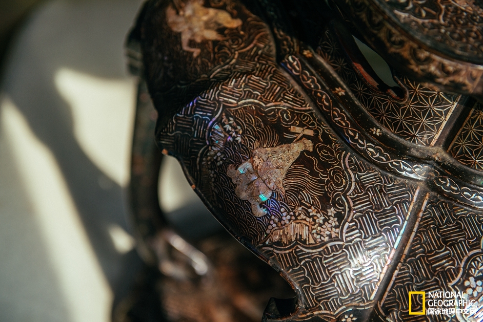 螺钿漆器之打磨,七彩斑斓的螺钿漆器