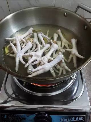 无骨鸡爪爆款榜第一,无骨黑鸡爪超脆