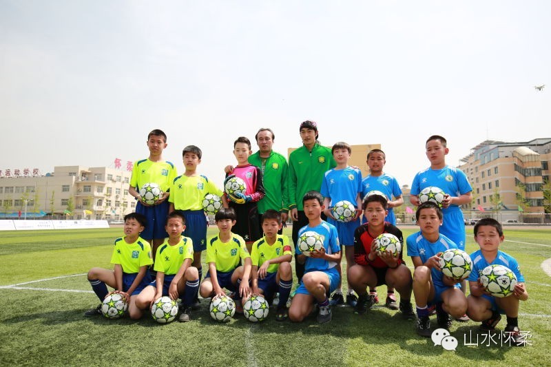 你就是球星绿茵场上呼喊着你的名字2016中科合成油怀柔首届业余足球超级联赛火热开赛，快来看看谁来了！