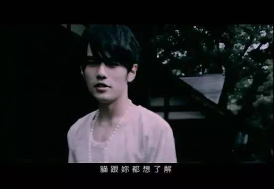 男子高速隧道提神,高速犯困夫妻在隧道提神