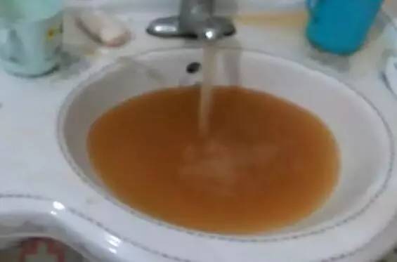 水龙头进水口有污垢,水龙头出口黑色污垢