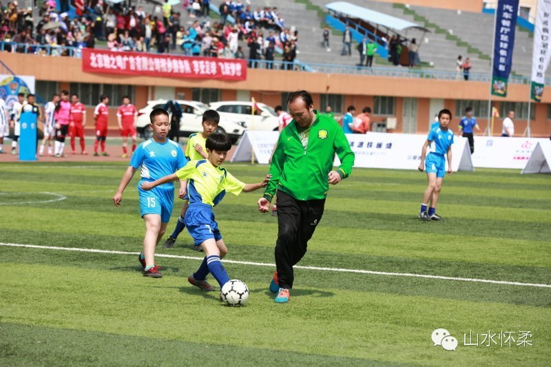 你就是球星绿茵场上呼喊着你的名字2016中科合成油怀柔首届业余足球超级联赛火热开赛，快来看看谁来了！