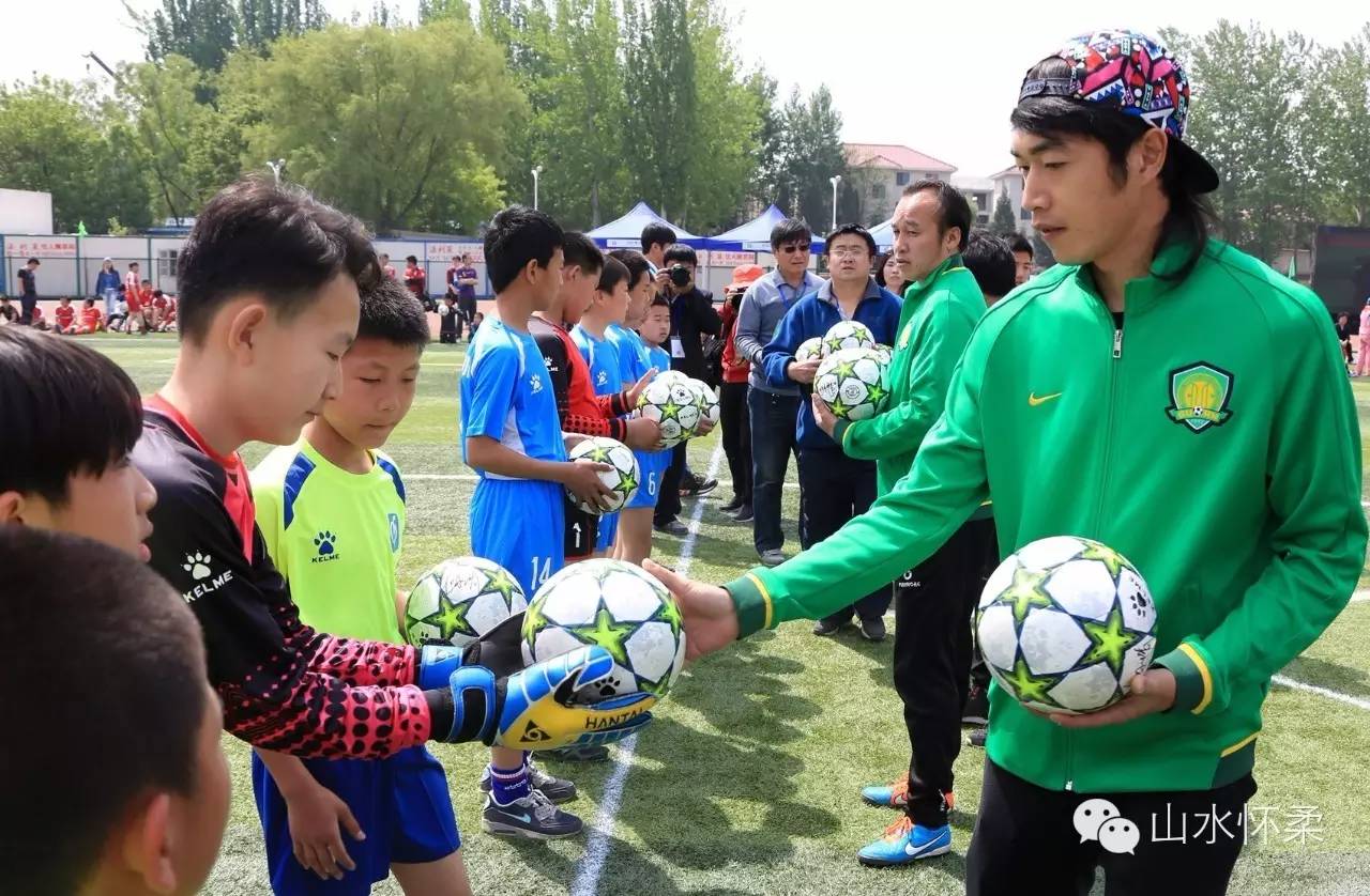 你就是球星绿茵场上呼喊着你的名字2016中科合成油怀柔首届业余足球超级联赛火热开赛，快来看看谁来了！