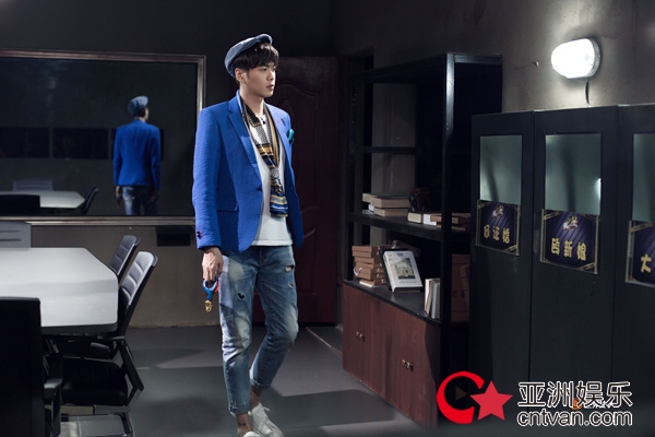 明星大侦探何炅帮撒贝宁隐藏证据,明星大侦探演唱会何炅撒贝宁