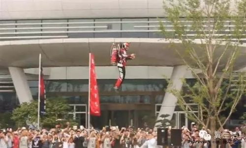 英国人发明蒸汽驱动汽车,英国人用蒸汽作为动力发明了什么