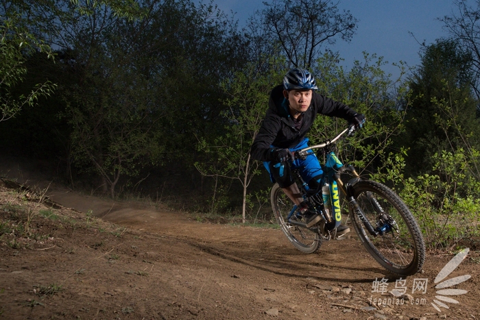 神牛ad600bm外拍灯的同步速度,神牛ad600外拍灯引闪器设置