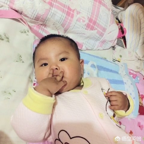 孩子爱吃手指头怎么办,孩子爱吃手千万别制止