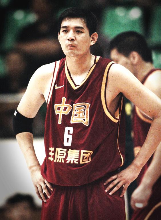 他是男篮第一老帅哥，眉骨被打裂场边缝针，咬牙再上场对手呆了