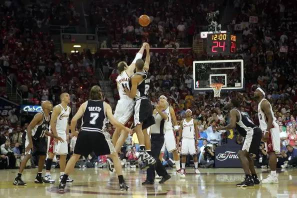 勒布朗詹姆斯成名前的故事 (勒布朗詹姆斯感人故事)