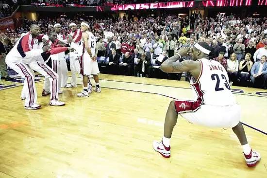 勒布朗詹姆斯成名前的故事 (勒布朗詹姆斯感人故事)