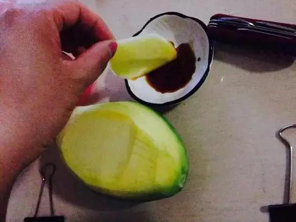 水果蘸着盐巴、辣椒吃,泡酒喝,云南人吃水果的姿势太丰富多彩了