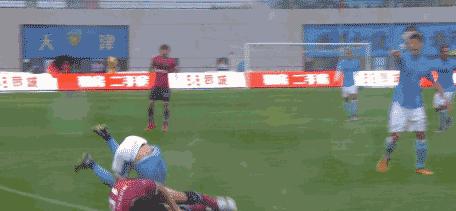 中甲再现断腿惨案,中甲赛场断腿