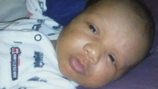 宝宝哭闹不休怎么办?爸爸咬掉儿子的鼻子