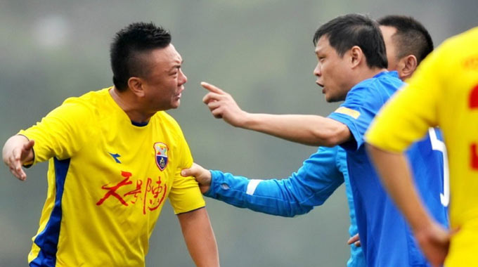 足球江湖最后的大佬，为小弟出头被刀砍，42岁单挑范大将军