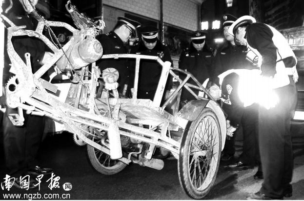 小商贩与城管捉迷藏,摊贩在店门口占道经营