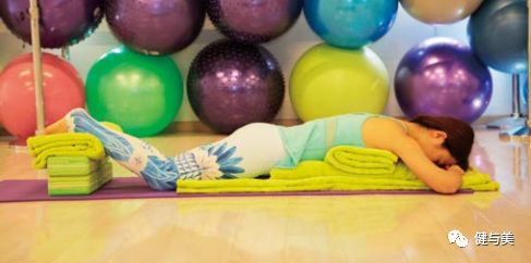 四个瑜伽动作,瑜伽的平衡体式对身体的好处